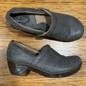 *BOC* Gray Textured Clogs Size 9.5